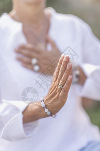 女精神治疗师在心智感知和增加积极能量手势提供积极能量手势心思冥想图片