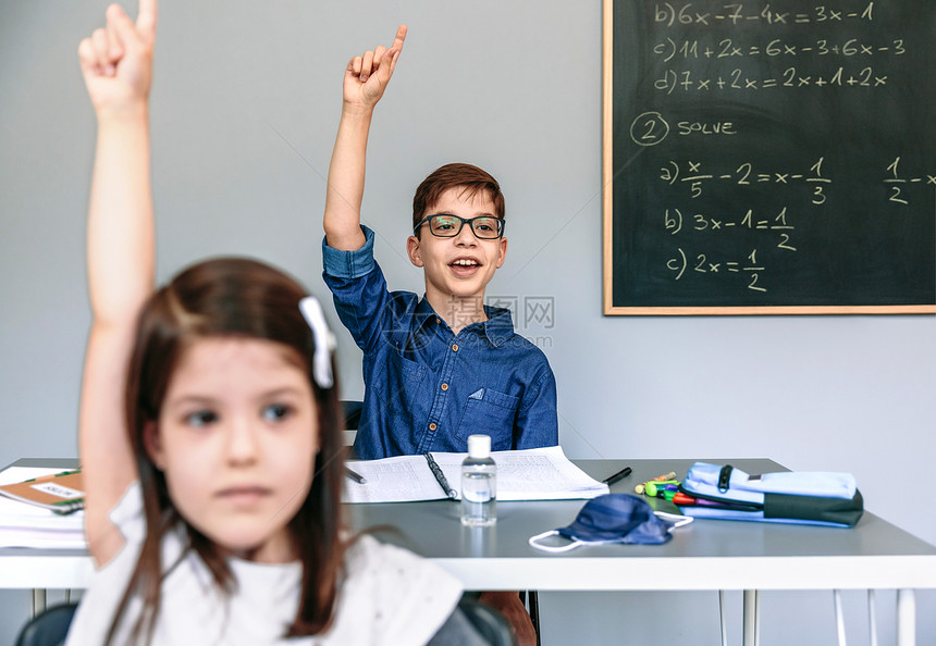 在学校举手有选择地关注男孩图片