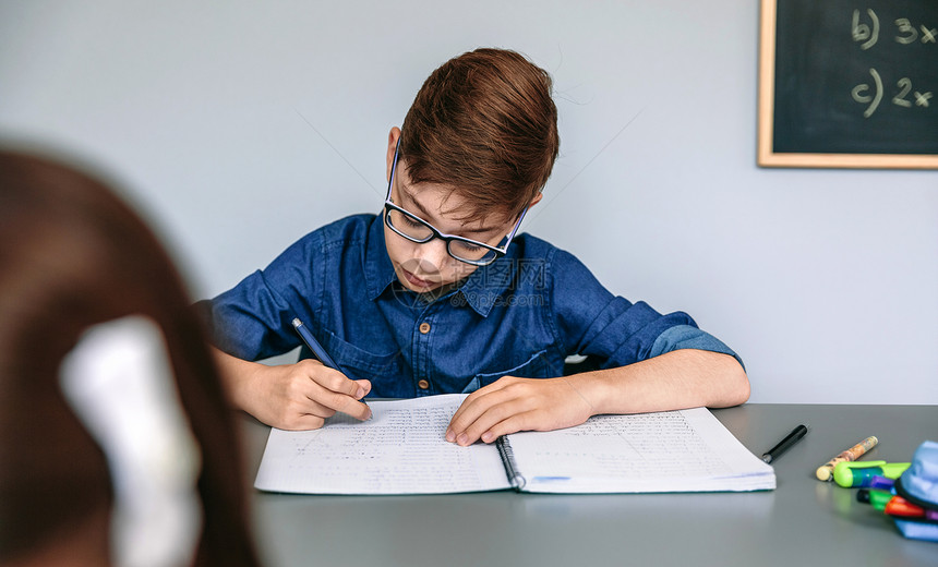 青少年在学校写笔记本图片