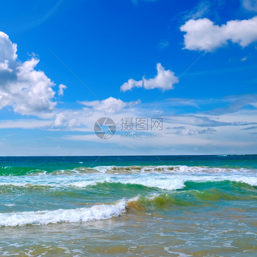 蓝色海洋完美的天空和海洋水图片