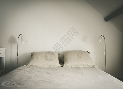 白色卧室的床和灯图片