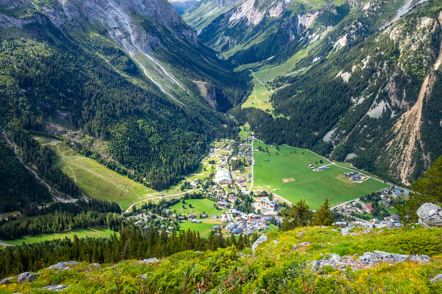 pralognanlavanoise小镇和山脉景观法国阿尔卑斯山法国阿尔卑斯山脉的普拉洛格南拉瓦努瓦小镇和山脉景观图片