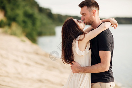 情侣在湖边拥抱接吻图片