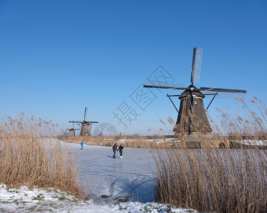 典型的荷兰人冻结夫妇高清图片