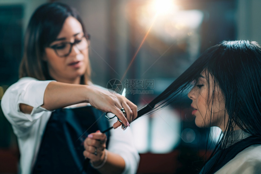 美容院女理发师在美容院发师兼理和图片