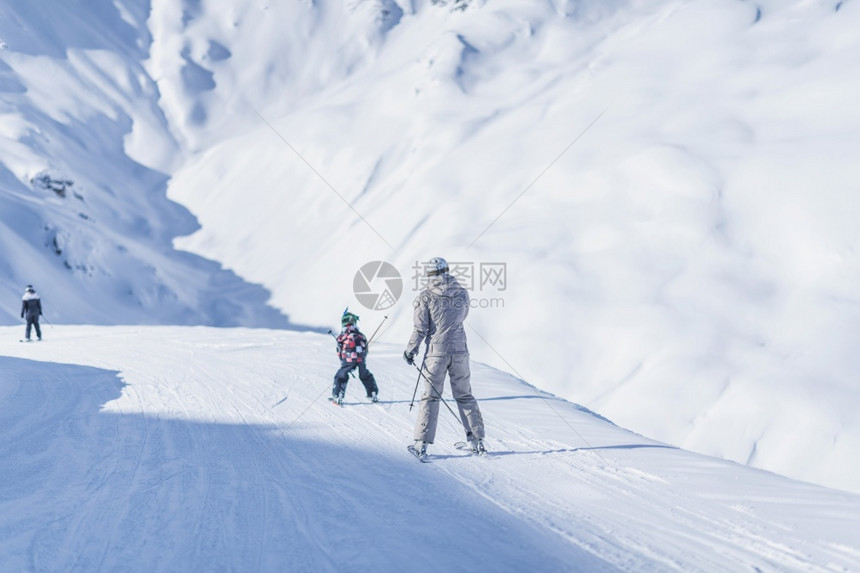 母亲和儿子在滑雪度假胜地上过冬滑雪母亲和儿子一起滑雪图片