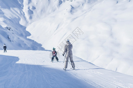 母亲和儿子在滑雪度假胜地上过冬滑雪母亲和儿子一起滑雪图片