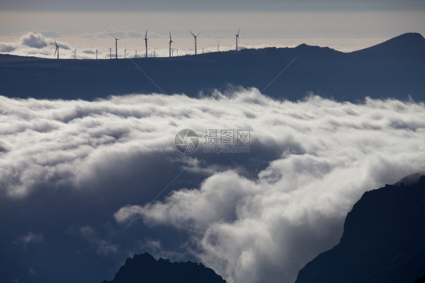 山的马西拉岛云层之上的在比科多伊罗和鲁沃图片