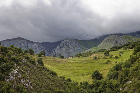 西班牙北部的欧洲山高清图片