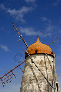 在SaoMiguel岛的古老风车图片