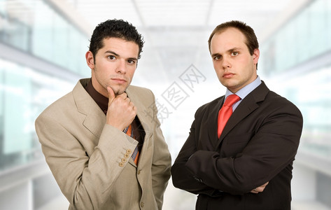 办公室的两位年轻商人肖像画图片