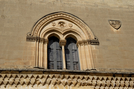 古老城市的哥特式窗户房马尔塔图片