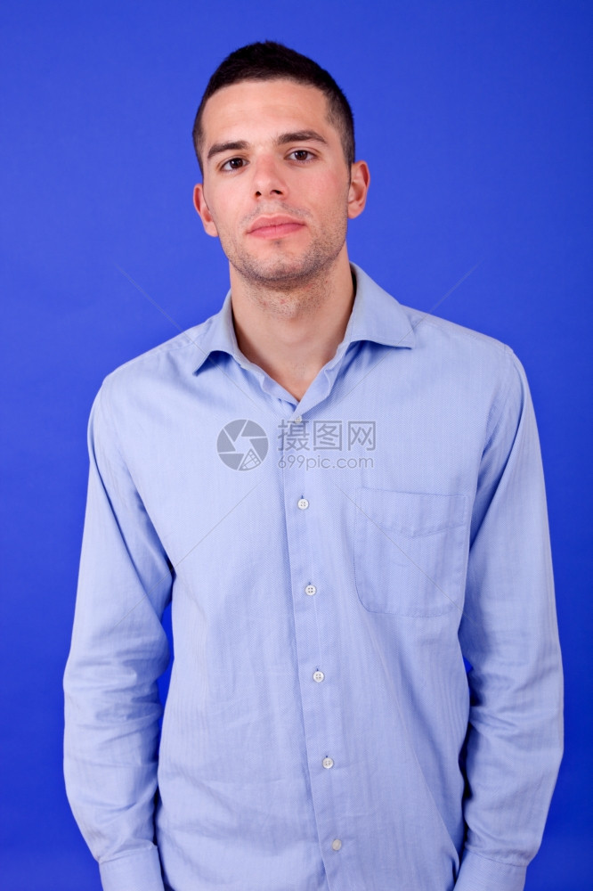 蓝色背景的一幅青年男子画像图片