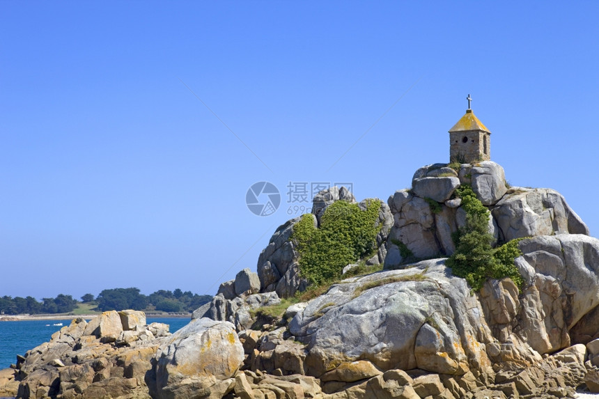 布里塔尼的弗朗西海岸著名的小礼拜堂在港的岩石上图片