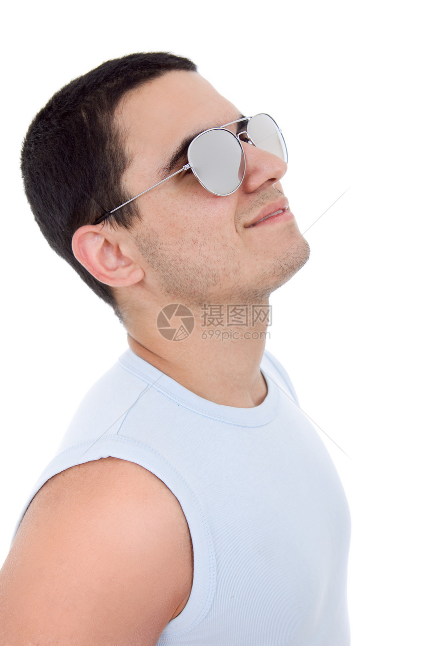 带着太阳眼镜的青年散男抬头看与世隔绝图片