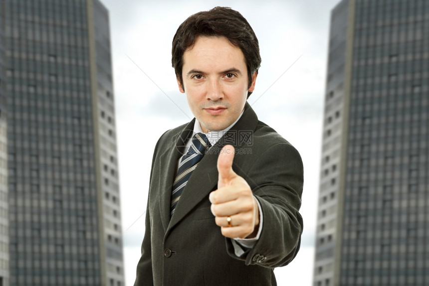 一位年轻商人举起大拇指图片