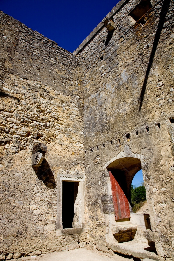 古老的城堡废墟在脚下中央图片