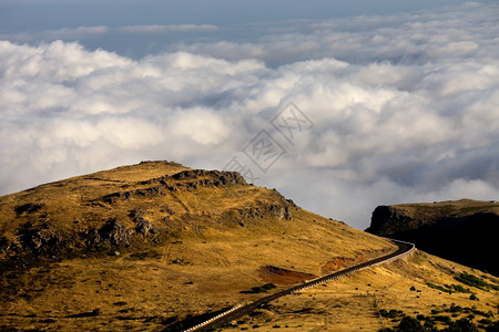 歐洲風畫山的马西拉岛云层之上的在比科多伊罗和鲁沃背景