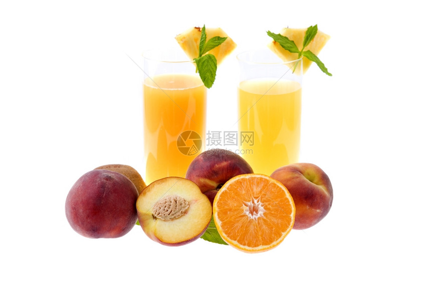 两杯橙汁加一些水果图片