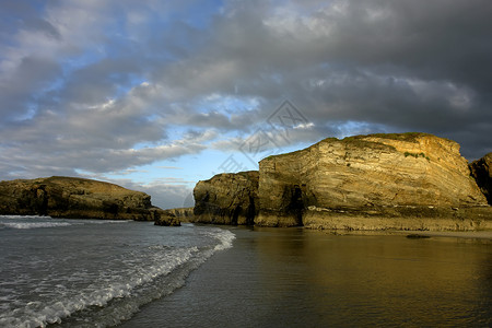 淡蓝色水漂石在Pefurgal以南Arve的小沙滩上背景