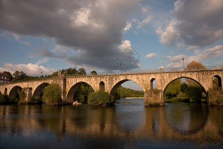 在PontedaBrcPotugal跨越Lim河的中世纪桥图片