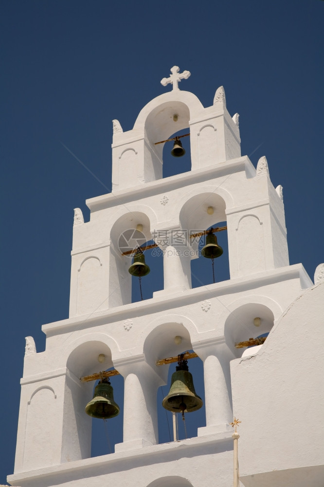 在希腊群岛桑托里尼上的白钟塔图片