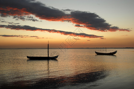日落时小型莫列西罗港口小船图片