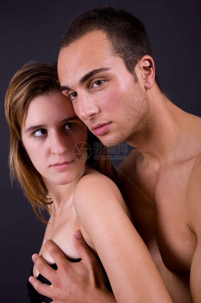 黑色背景的年轻夫妇图片