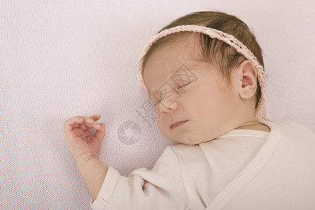 年轻婴儿睡觉工作室照片图片