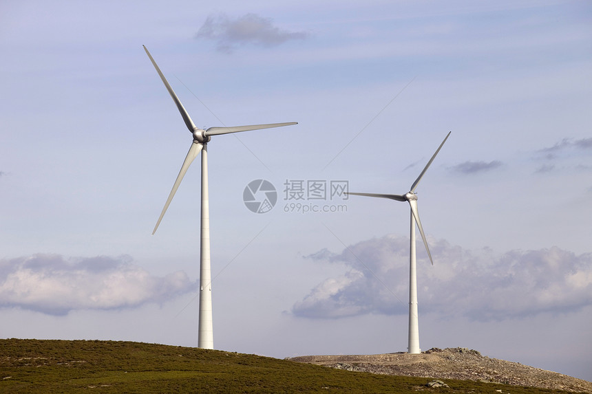 山顶风力涡轮机图片