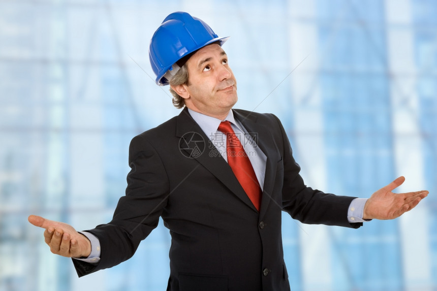 一名戴蓝帽子手臂张开的工程师图片