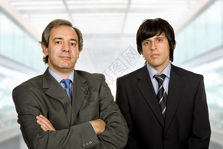 两位年轻商人在办公室画像图片