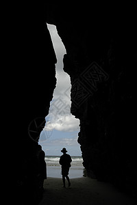 在海滩的洞穴里人图片