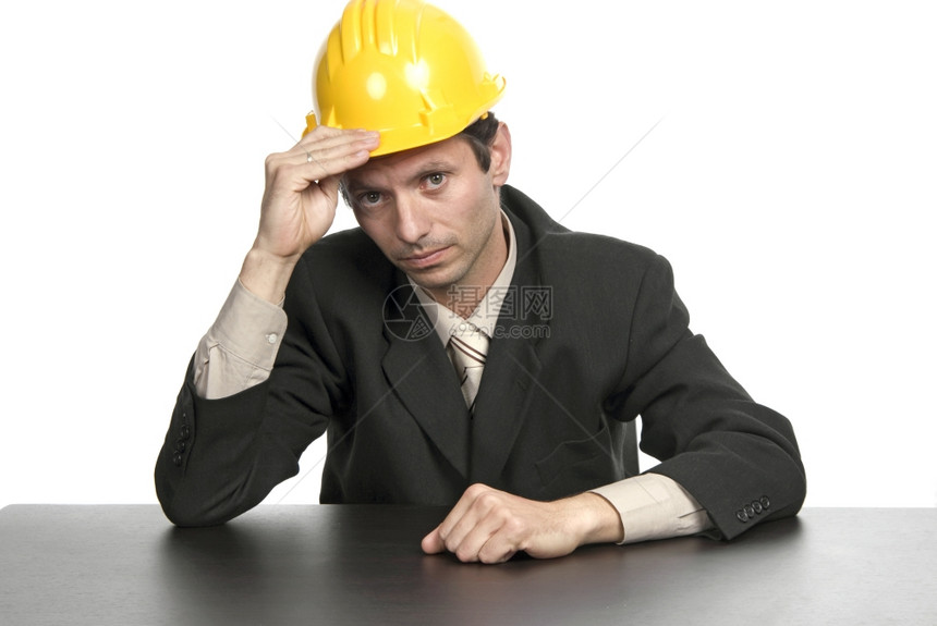 一顶黄色的工程师帽子孤立在白色上图片