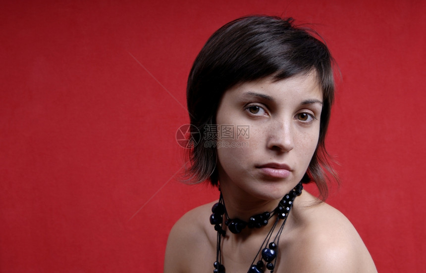 红色背景的年轻女肖像图片
