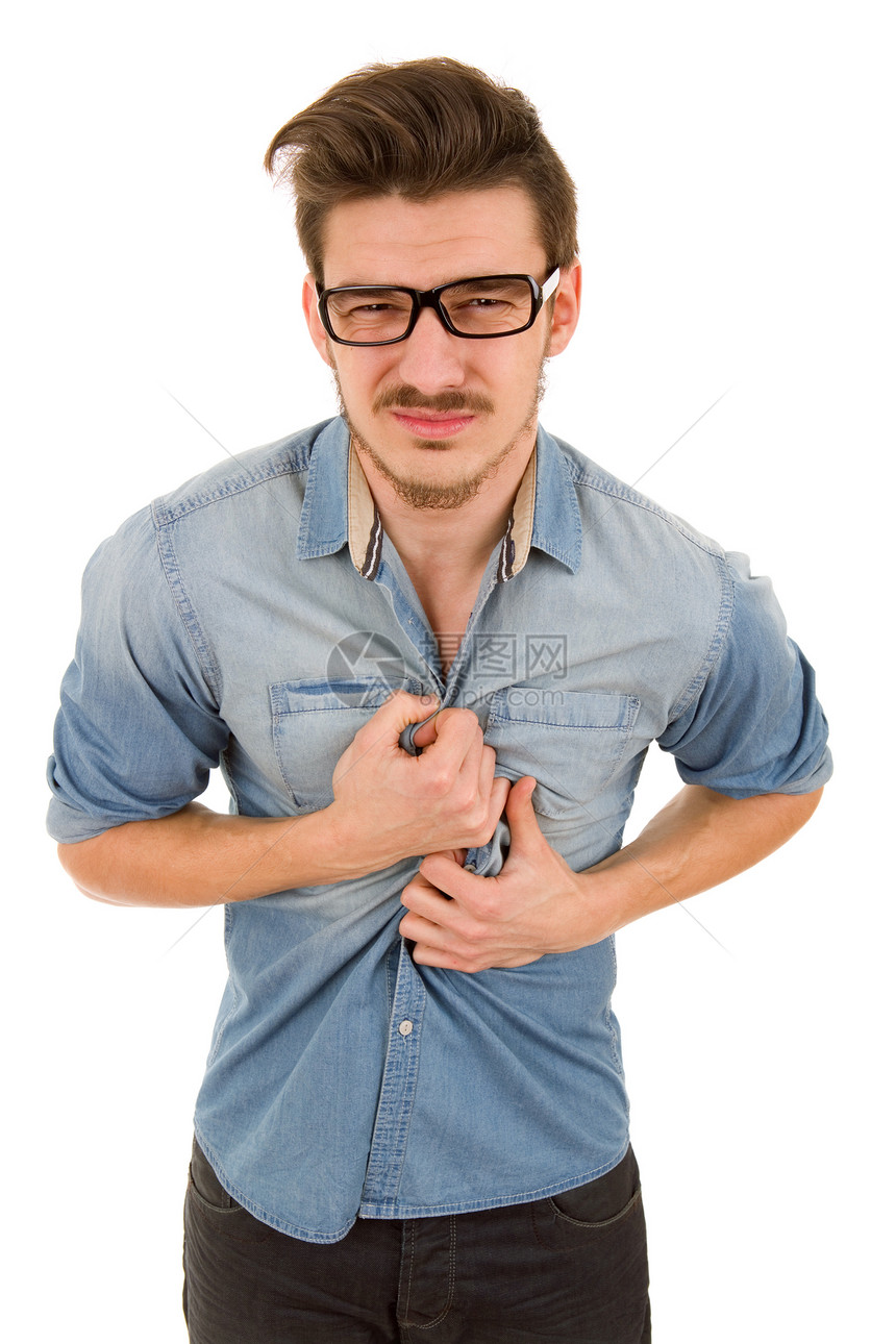 年轻无故男子胸口疼痛孤立在白色背景上图片