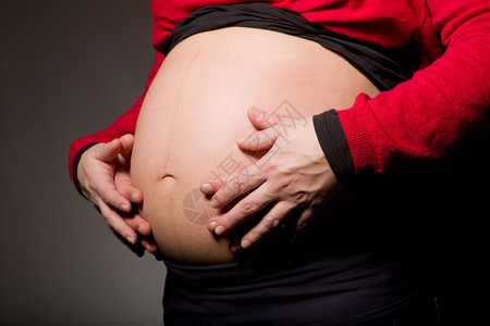 怀孕妇女着肚子的手图片
