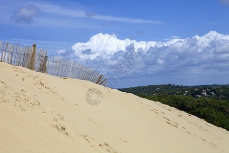 皮拉特沙丘著名的皮拉栅栏丘在欧洲最高的沙丘在pylasurmefance背景