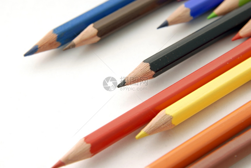 一些白色背景上孤立的颜色铅笔图片
