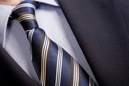 蓝色领带的商人西装细节高清图片