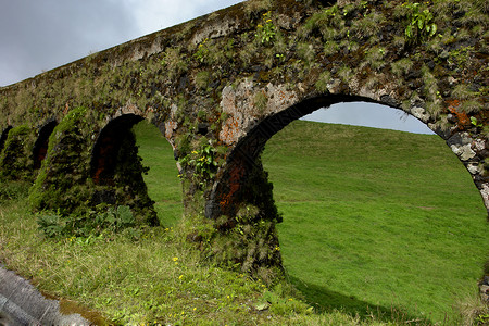 在SaoMiguel岛的一条古老水渠图片