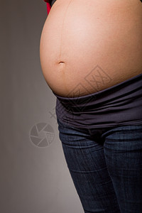 黑背景孕妇的检查图片