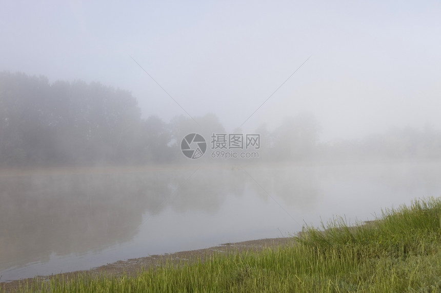 法兰西罗瓦河的晨雾图片