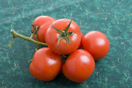 厨房桌上的新鲜红番茄图片