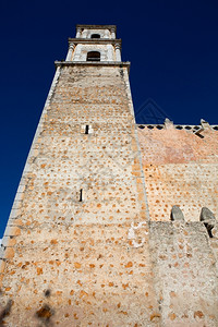 殖民的西班牙教堂塔在瓦拉多利德约卡坦墨西哥图片