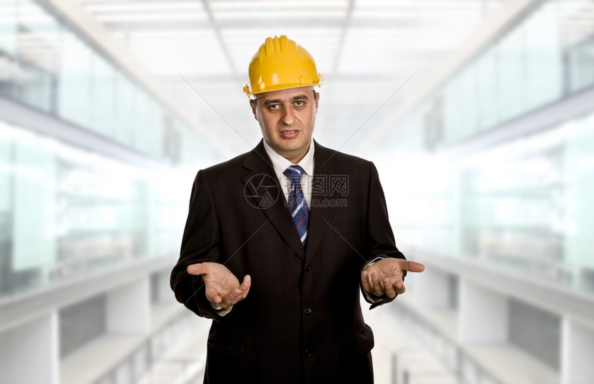 办公室有黄帽子的工程师图片