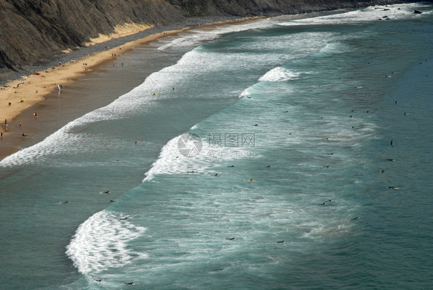 海滩上面的冲浪者在波尔古达以南图片
