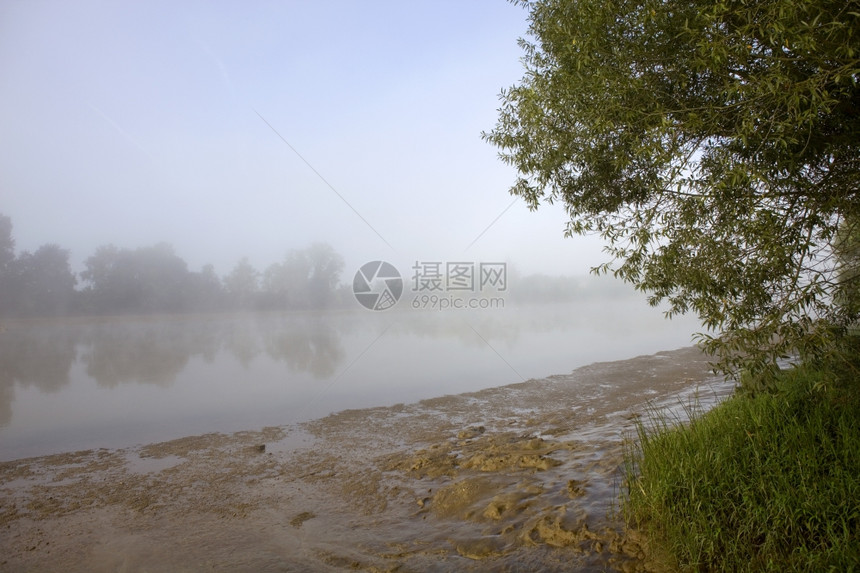 法兰西罗瓦河的晨雾图片