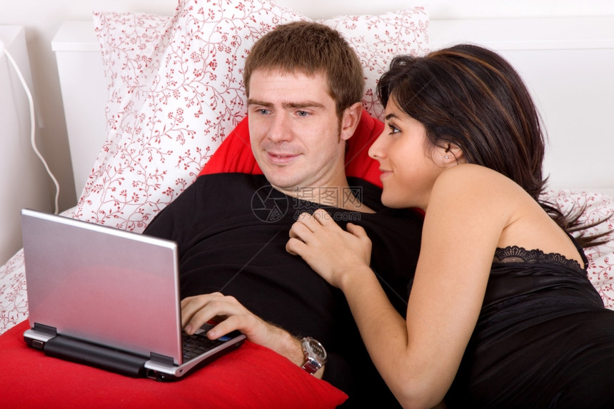 年轻快乐的情侣使用笔记本电脑图片