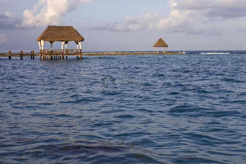 在墨西哥Yucatn半岛的criben海的木头码图片